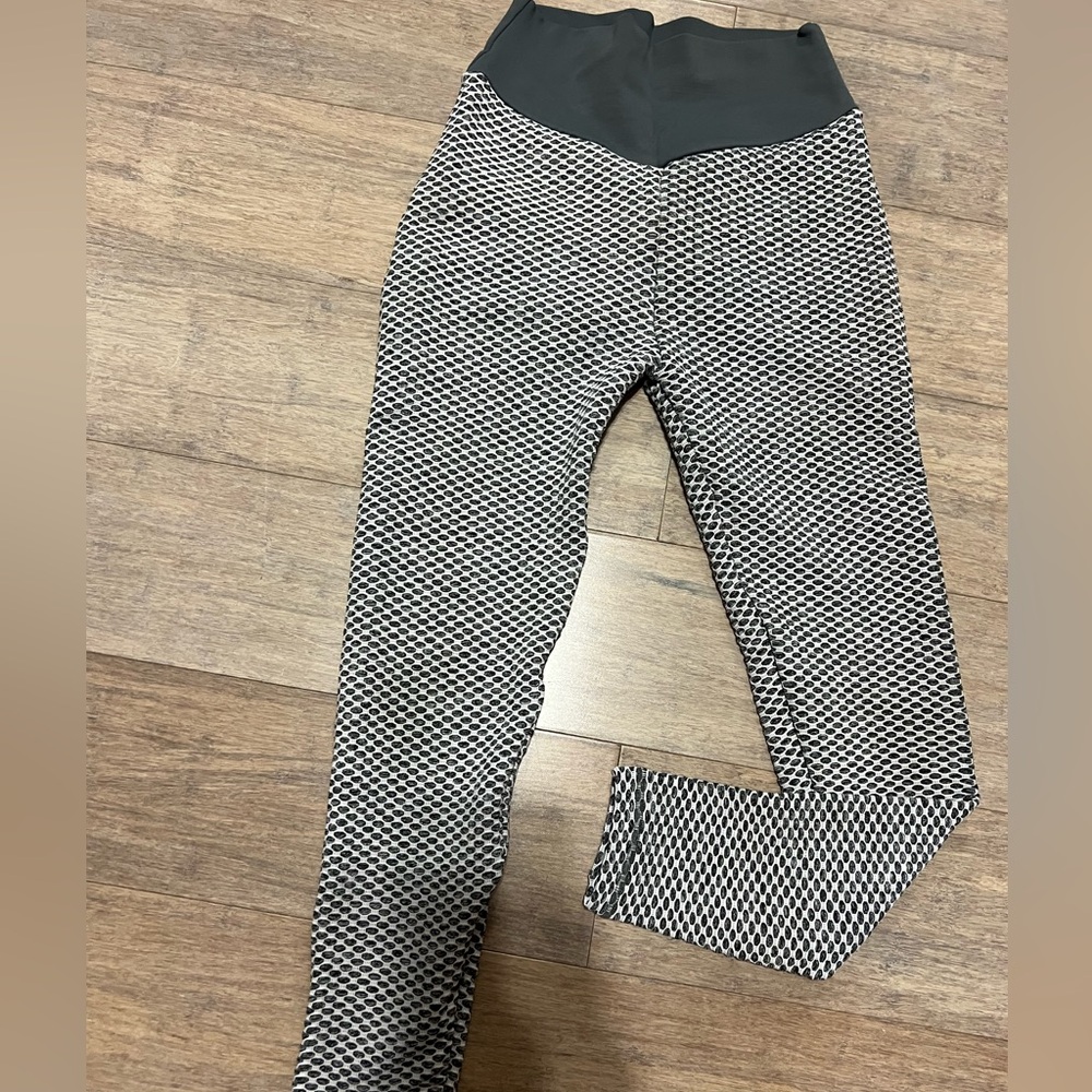 Women's Gray Textured Leggings - Picture 4 of 10